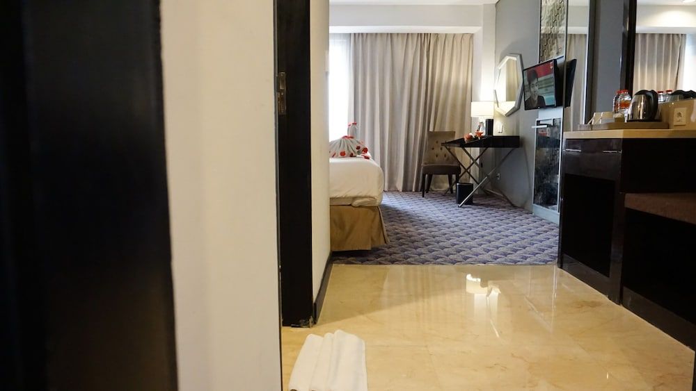 Aston Bellevue Radio Dalam Superior Double Room 2