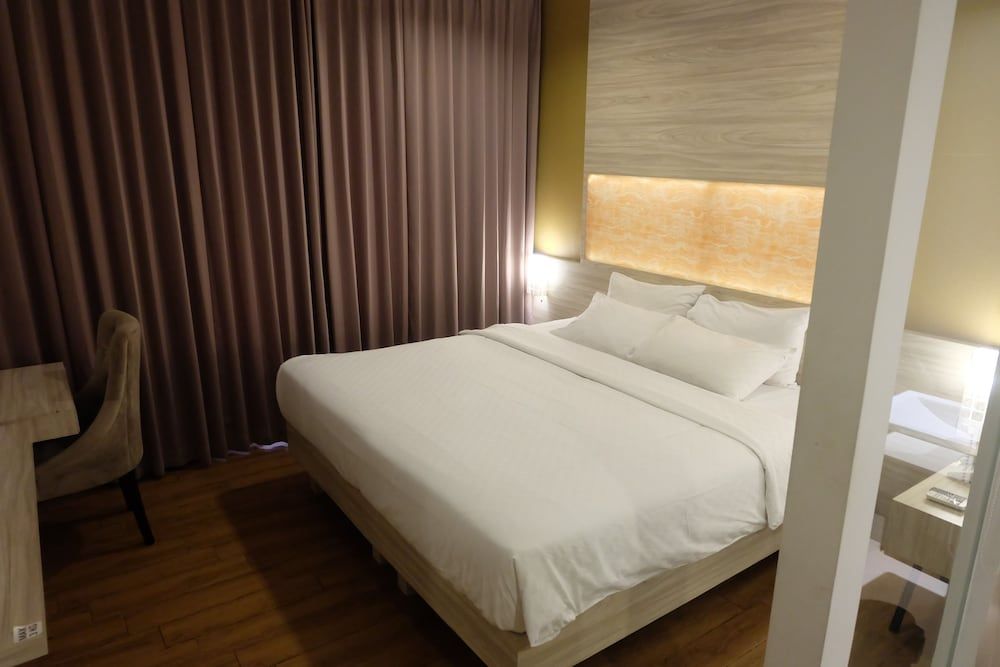 Front One Akshaya Hotel Karawang Superior Room, 1 Double Bed