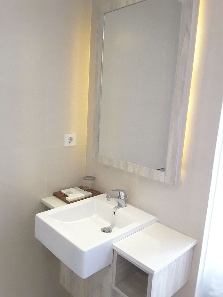 Front One Akshaya Hotel Karawang Superior Room, 1 Double Bed 6