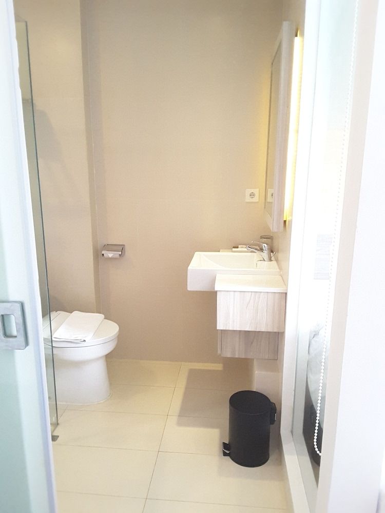 Front One Akshaya Hotel Karawang Superior Room, 1 Double Bed 5