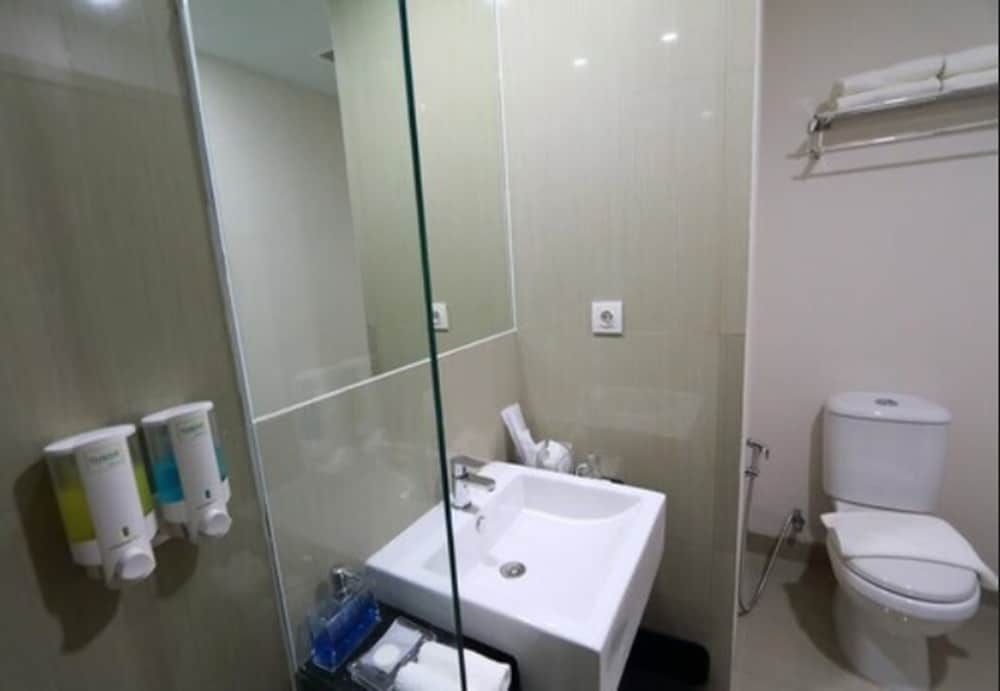 Odua Weston Jambi Superior Room, 1 Queen Bed 5