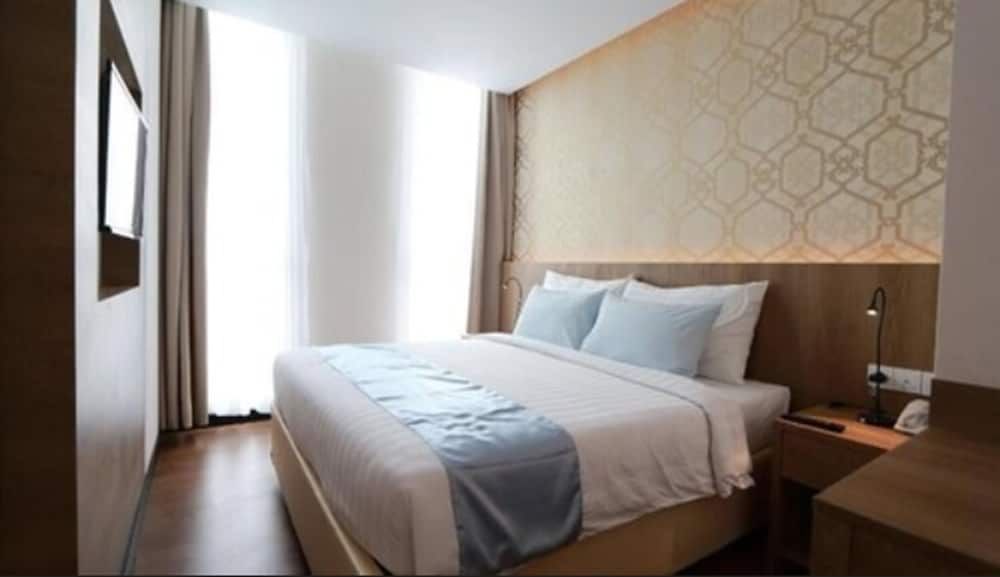 Odua Weston Jambi Superior Room, 1 Queen Bed 3