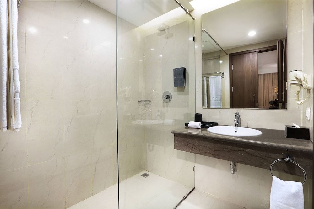 Harper Perintis - Makassar by ASTON Superior Room, 1 King Bed 3