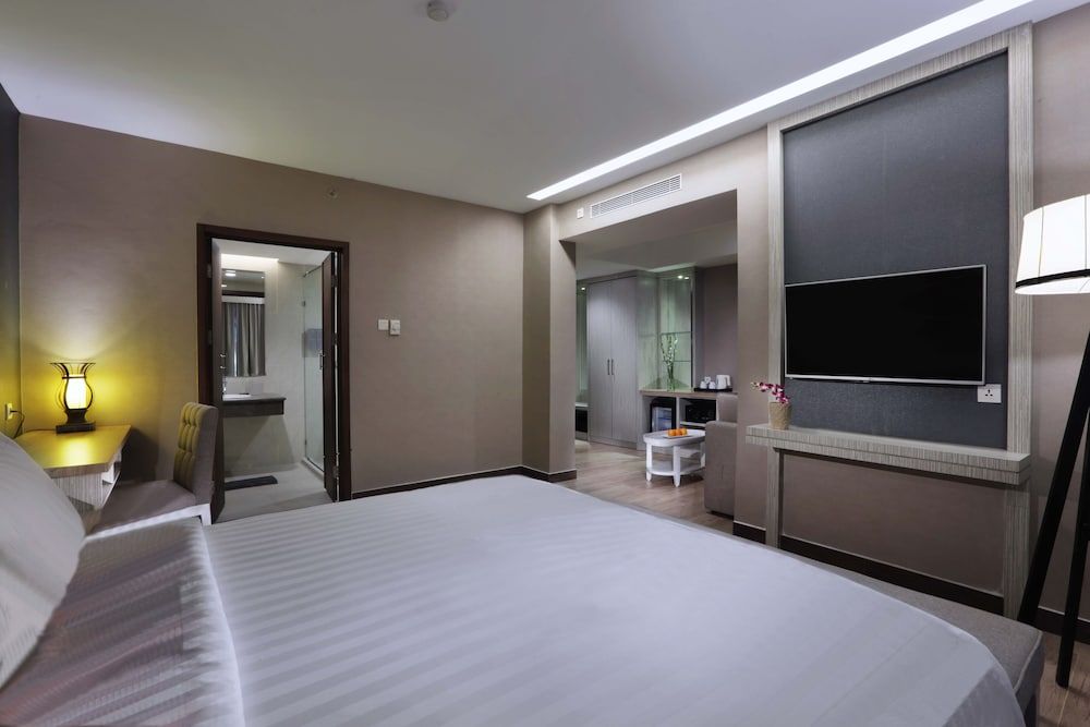 Harper Perintis - Makassar by ASTON Deluxe Suite Room