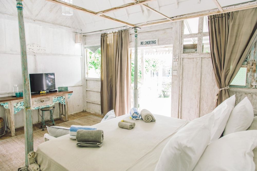 Palmeto Village Bungalow, Pool View 9