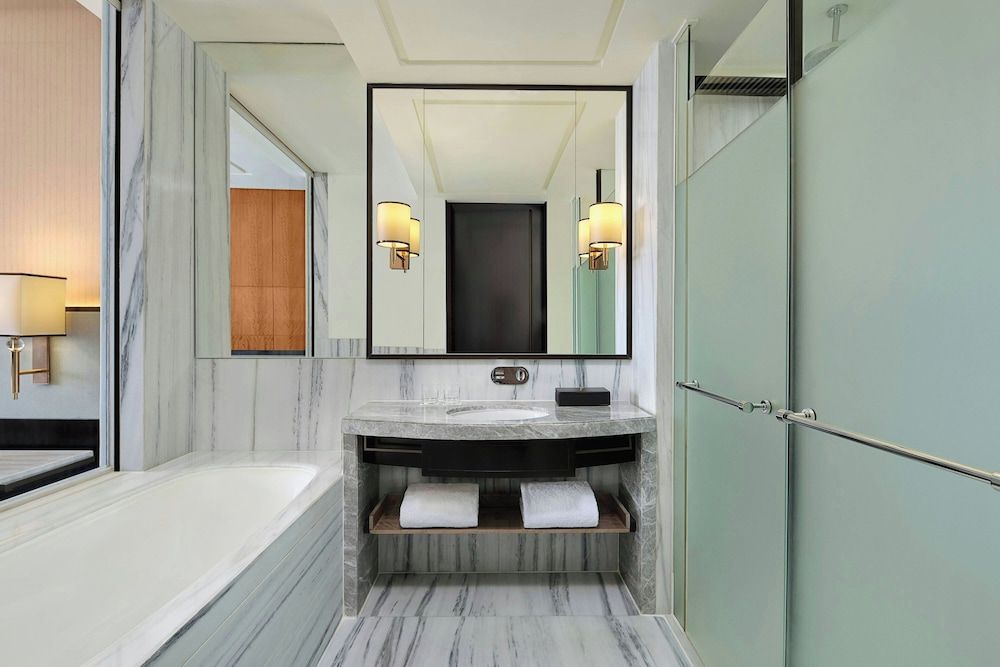 Sheraton Grand Jakarta Gandaria City Hotel Deluxe Room, 2 Double Beds 3