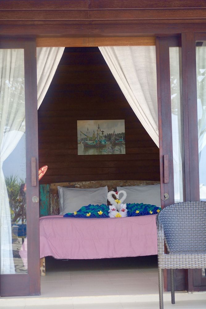 The Palms Ceningan Hotel Deluxe Bungalow, 1 King Bed, Partial Ocean View 8