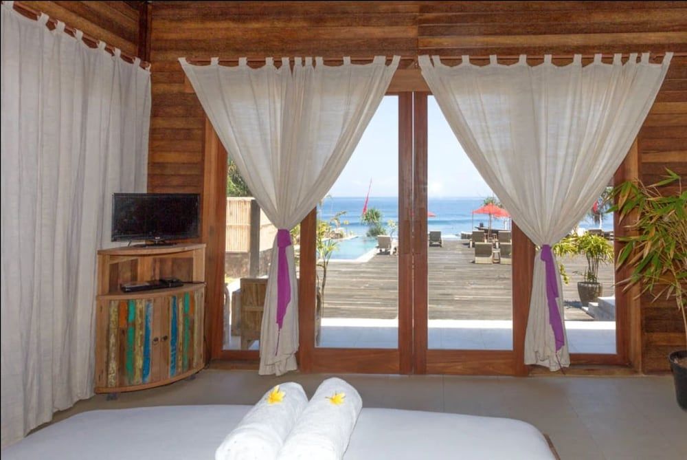 The Palms Ceningan Hotel Deluxe Bungalow, 1 King Bed, Partial Ocean View 3