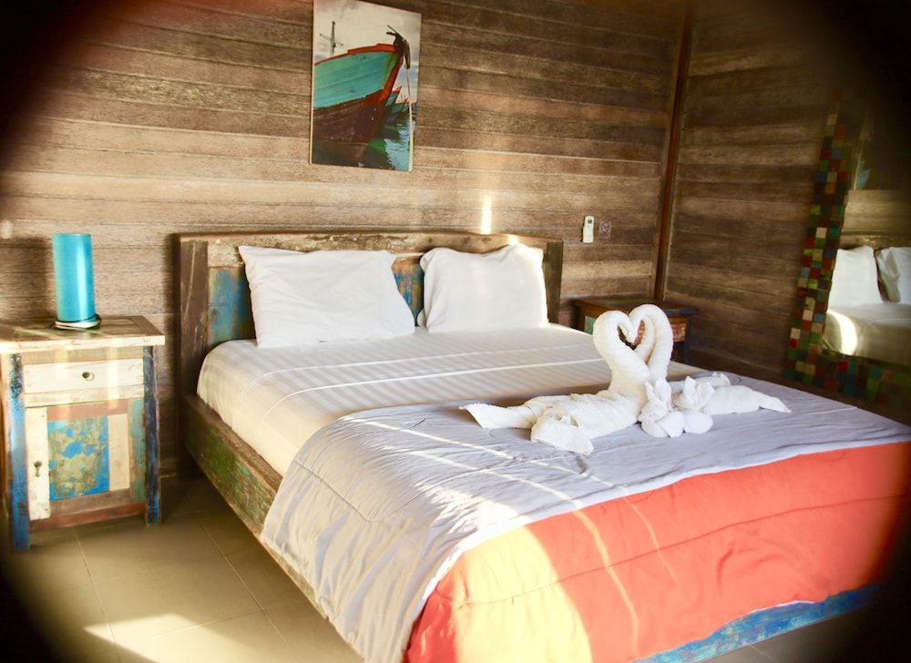 The Palms Ceningan Hotel Deluxe Bungalow, 1 King Bed, Partial Ocean View 5