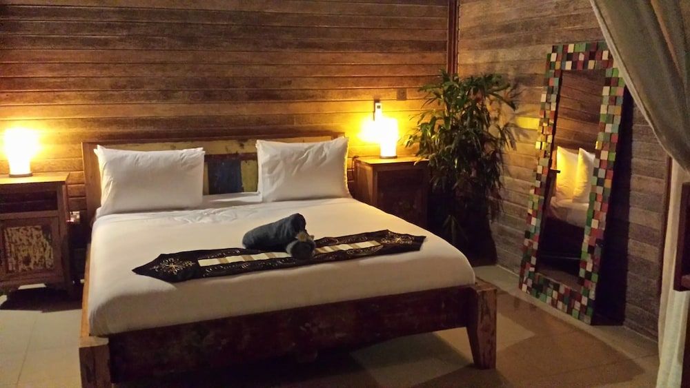 The Palms Ceningan Hotel Deluxe Bungalow, 1 King Bed, Partial Ocean View