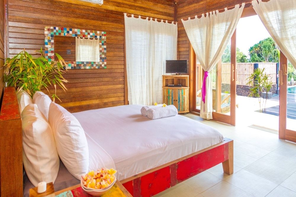 The Palms Ceningan Hotel Deluxe Bungalow, 1 King Bed, Partial Ocean View 2