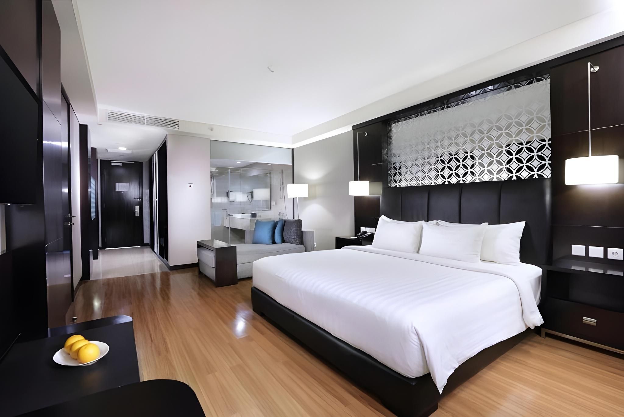 The Alana Hotel and Convention Center - Solo by Aston Deluxe Room 2