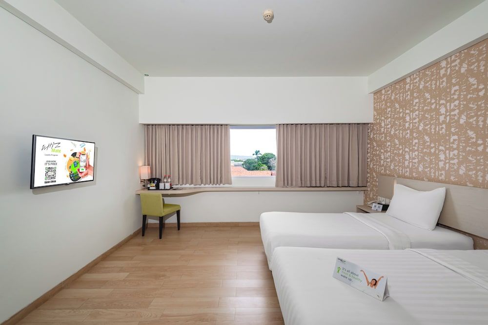 Whiz Prime Hotel Sudirman Cilacap Deluxe Twin Room 3