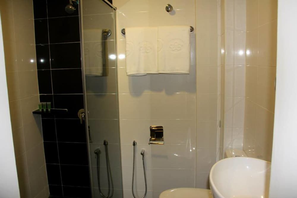 906 Premier Hotel Premier Room, 1 King Bed 5