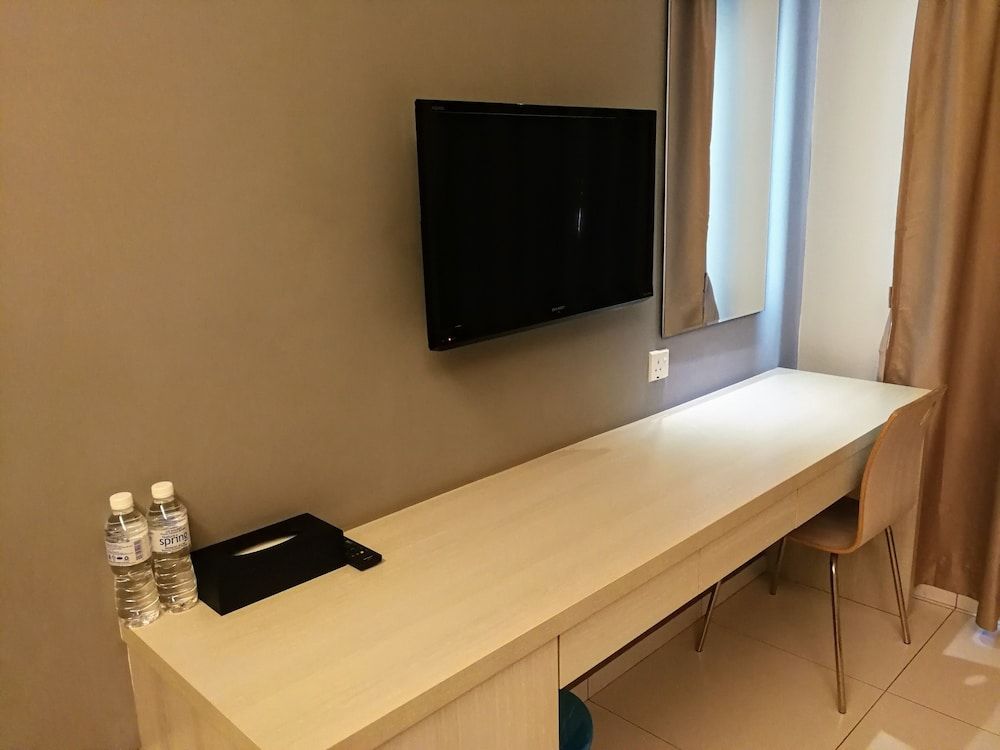 Aurora Hotel Superior King Room 13