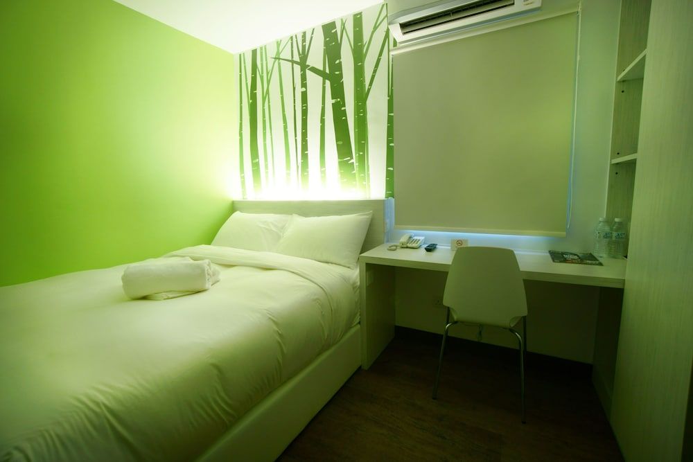 City Edge Hotel Standard Room (Queen) 4