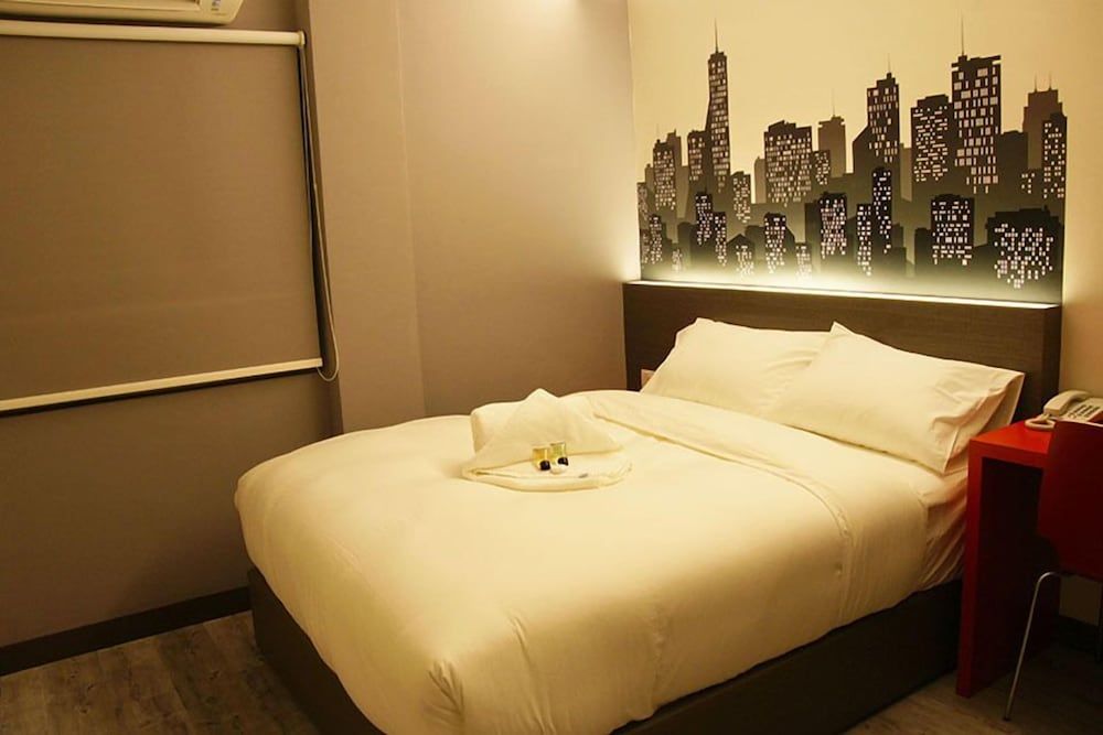 City Edge Hotel Standard Room (Queen) 5