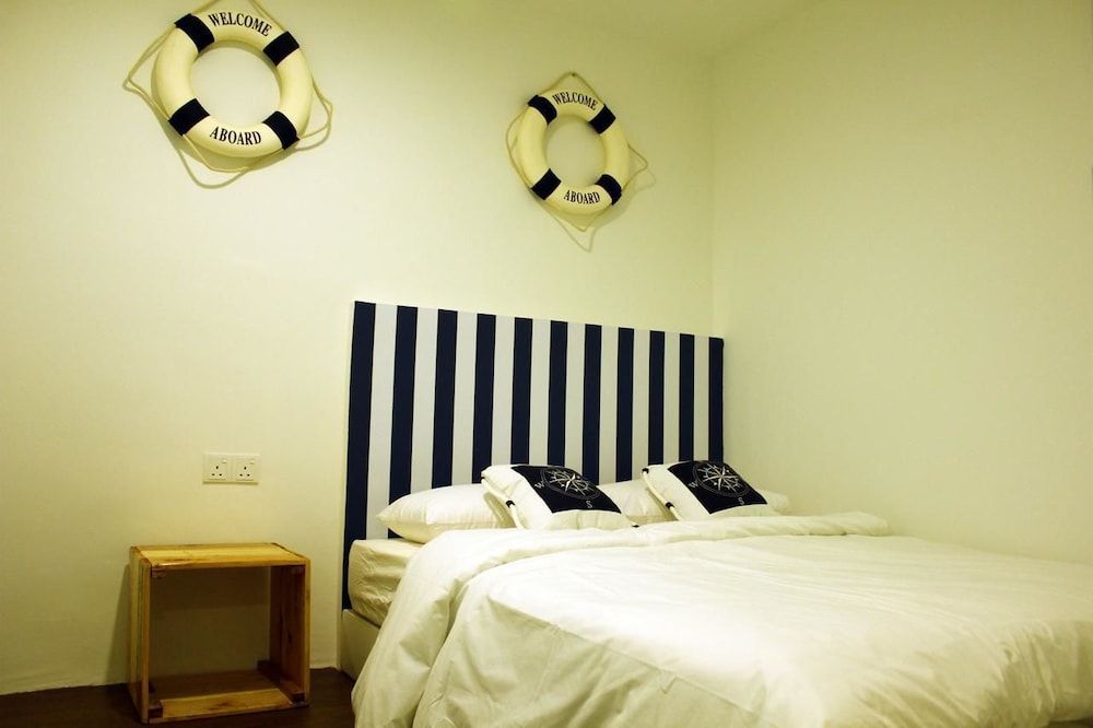 Roof Talk Theme Hostel Private Queen Bed With Shared Bathroom