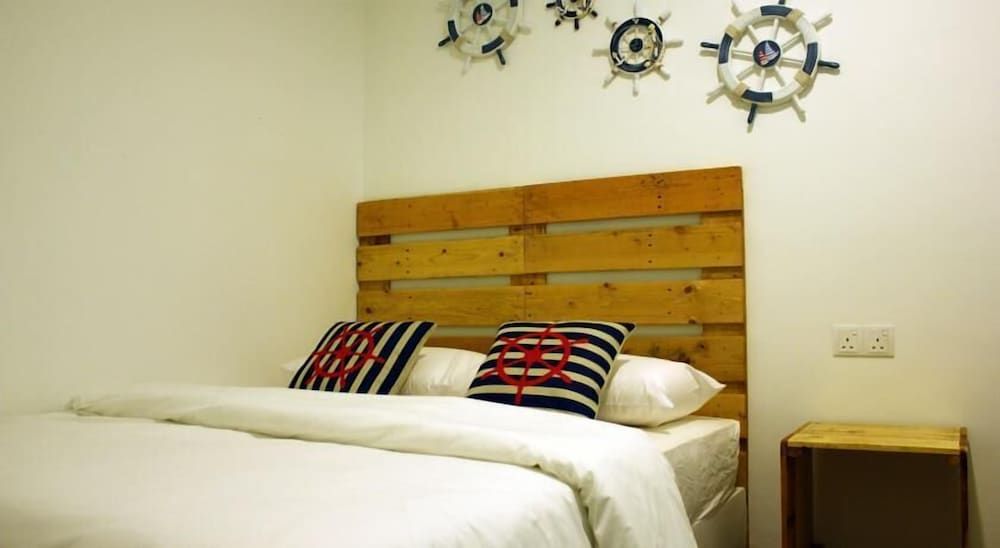 Roof Talk Theme Hostel Private Queen Bed With Shared Bathroom 2