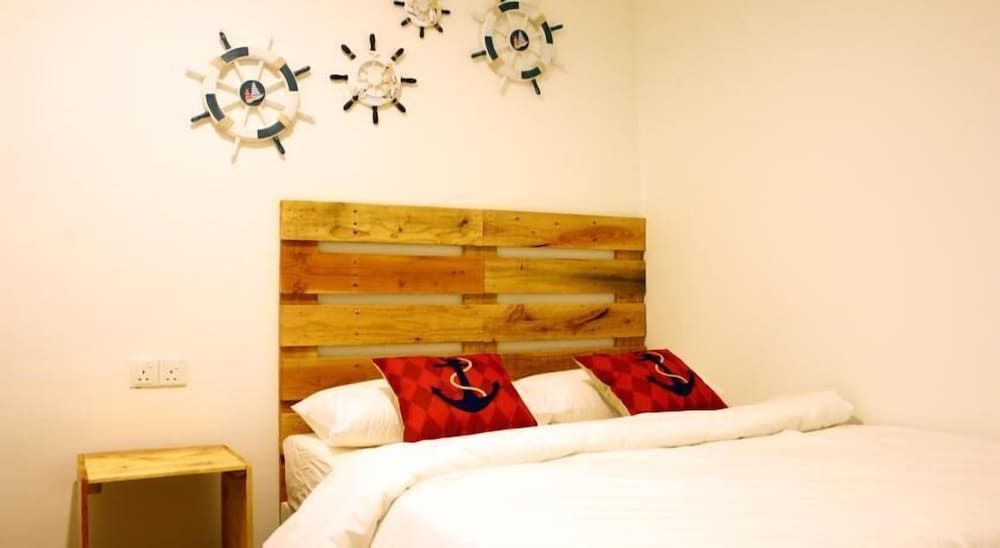 Roof Talk Theme Hostel Private Queen Bed With Shared Bathroom 4