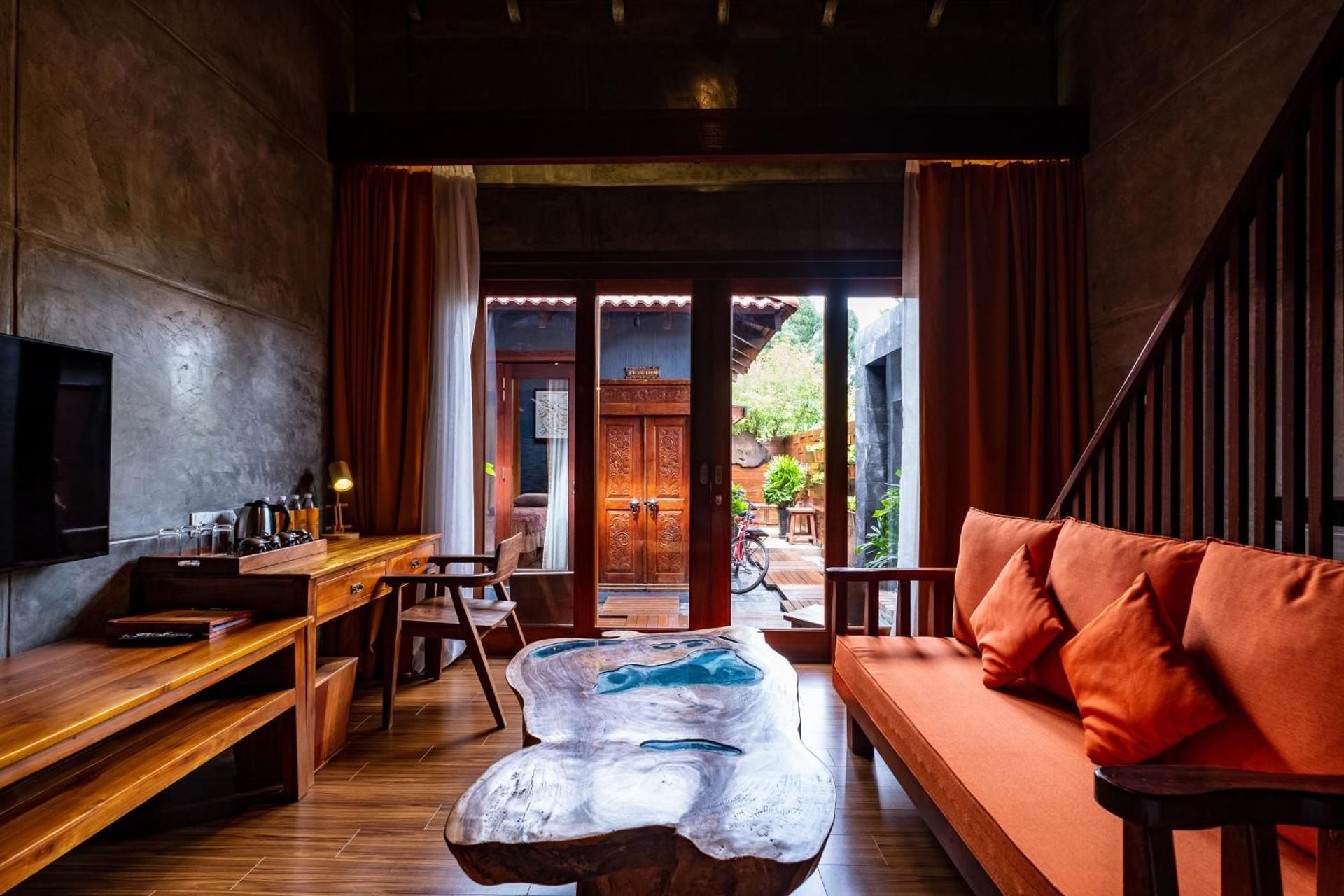 Spa package - Family Room with Bathtub