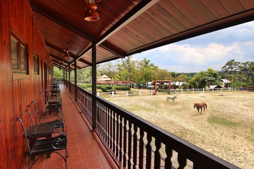 Eagle Ranch Resort Paddock Chalet 4