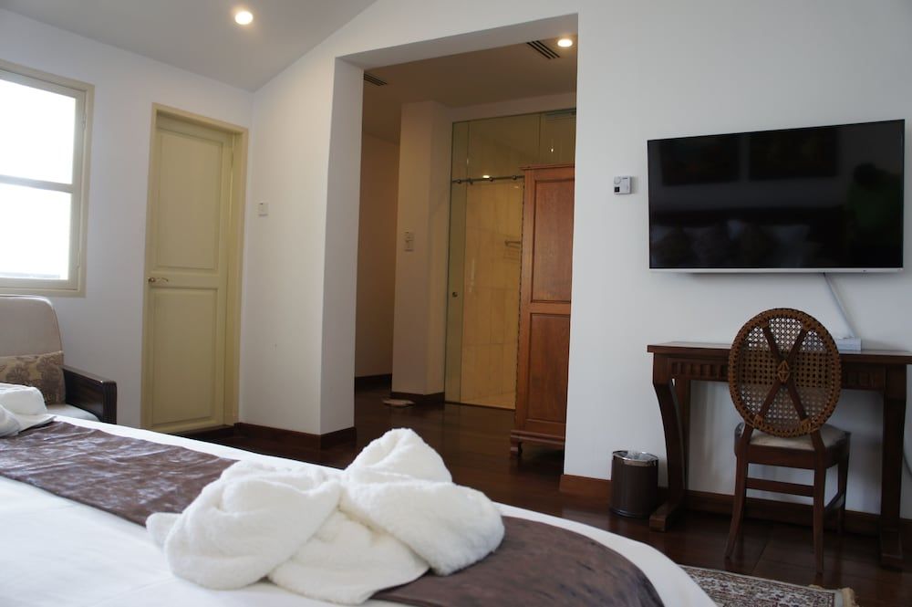 Heeren Palm Suites Junior Deluxe Suite 8