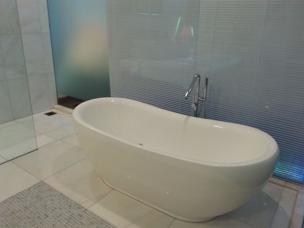 Deep Soaking Bathtub