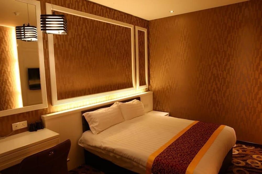 undefined Golden Valley Hotel 9