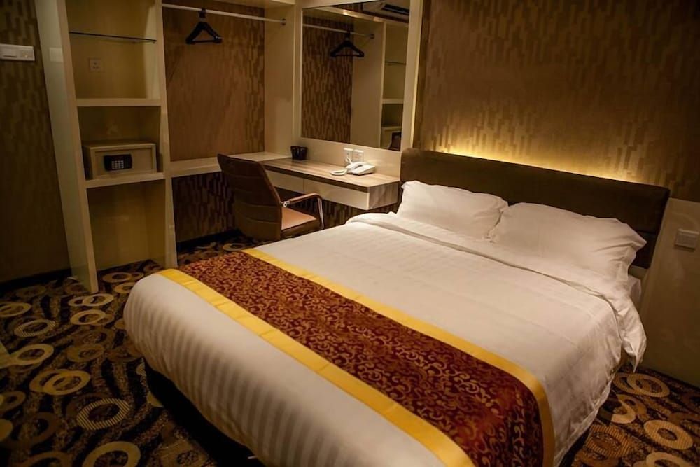 undefined Golden Valley Hotel 10