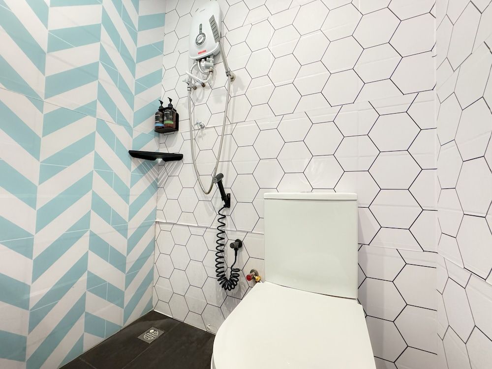 Apple 1 Hotel Queensbay Modern Queen Room 13