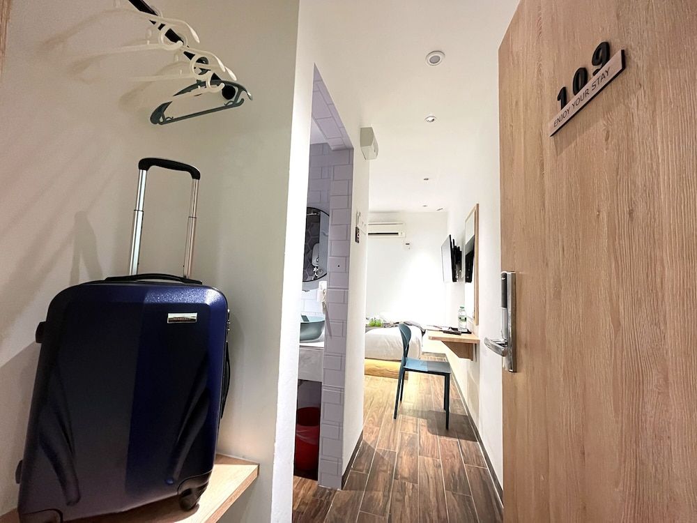 Apple 1 Hotel Queensbay Modern Queen Room 14