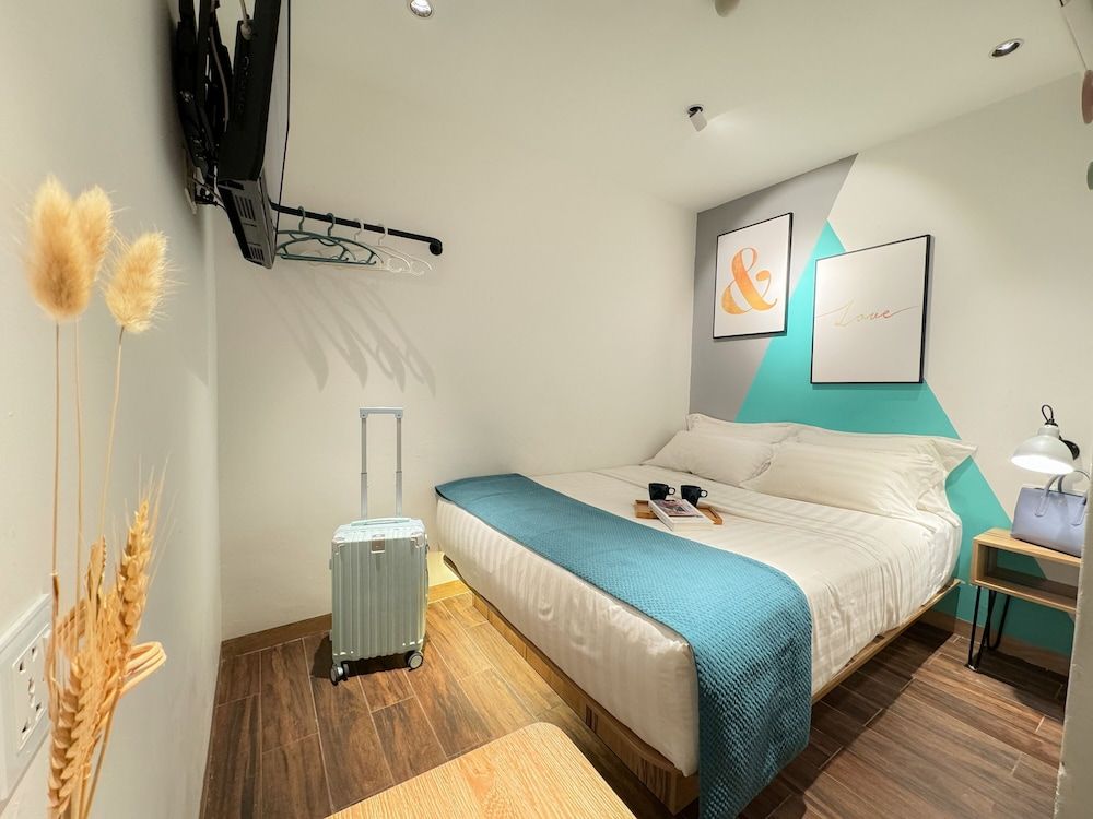 Apple 1 Hotel Queensbay Modern Queen Room 7