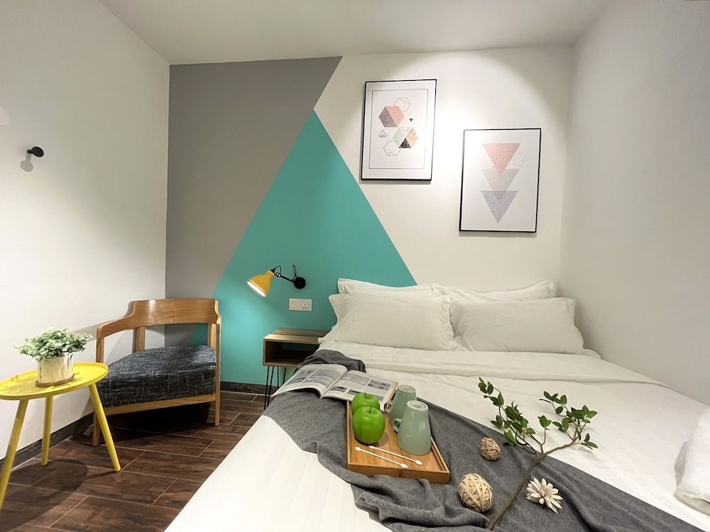 Apple 1 Hotel Queensbay Modern Queen Room 3