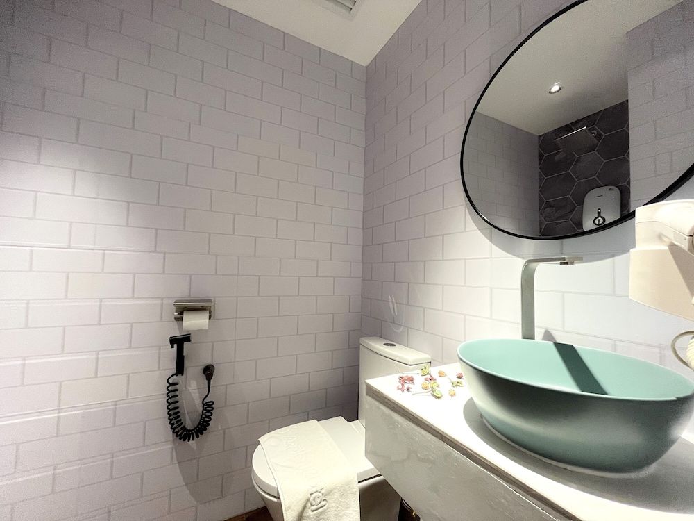 Apple 1 Hotel Queensbay Modern Queen Room 8