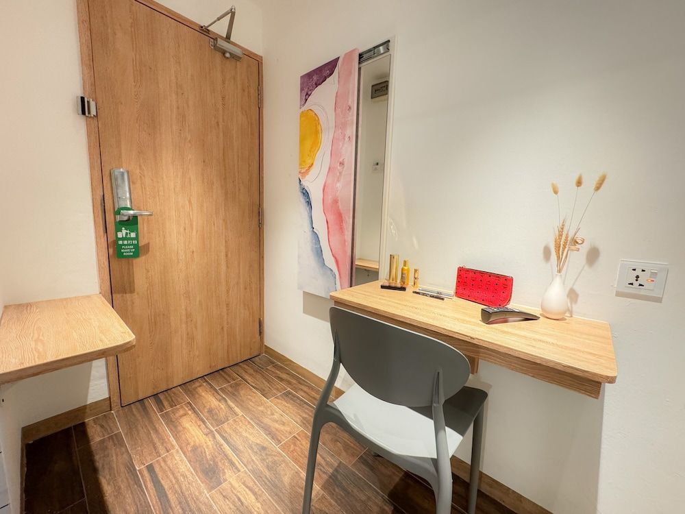 Apple 1 Hotel Queensbay Modern Queen Room 17