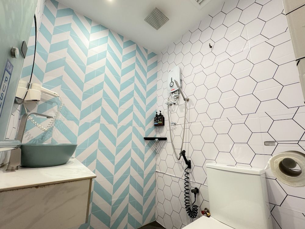 Apple 1 Hotel Queensbay Modern Queen Room 12