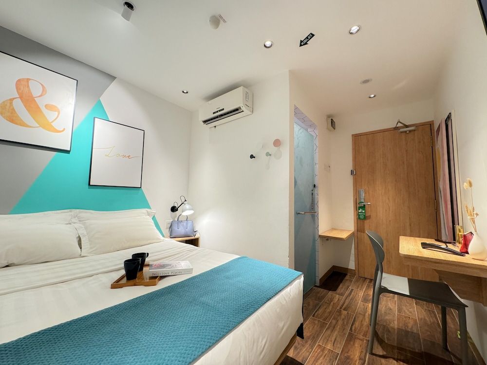 Apple 1 Hotel Queensbay Modern Queen Room 6