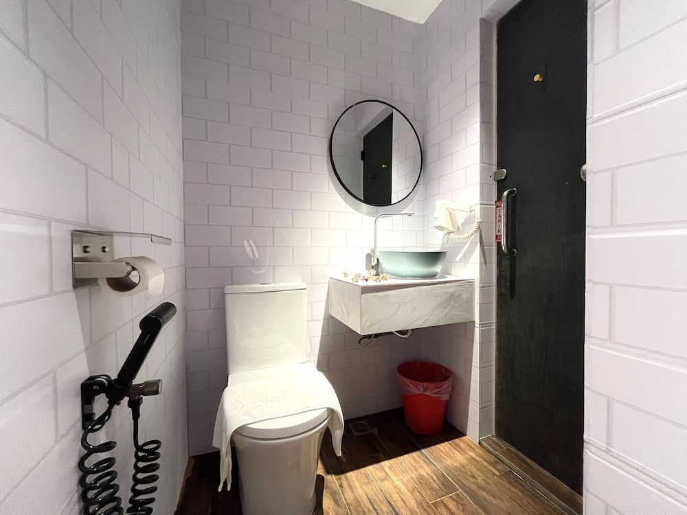 Apple 1 Hotel Queensbay Modern Queen Room 11