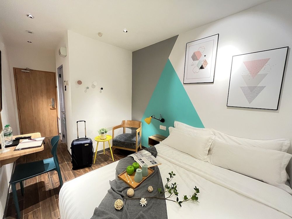 Apple 1 Hotel Queensbay Modern Queen Room