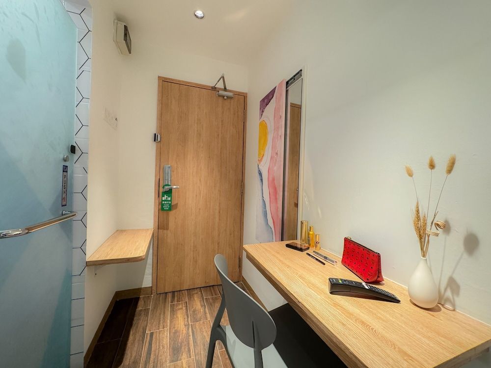 Apple 1 Hotel Queensbay Modern Queen Room 10