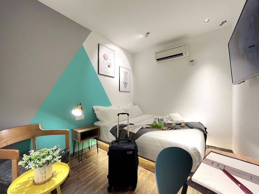 Apple 1 Hotel Queensbay Modern Queen Room 2