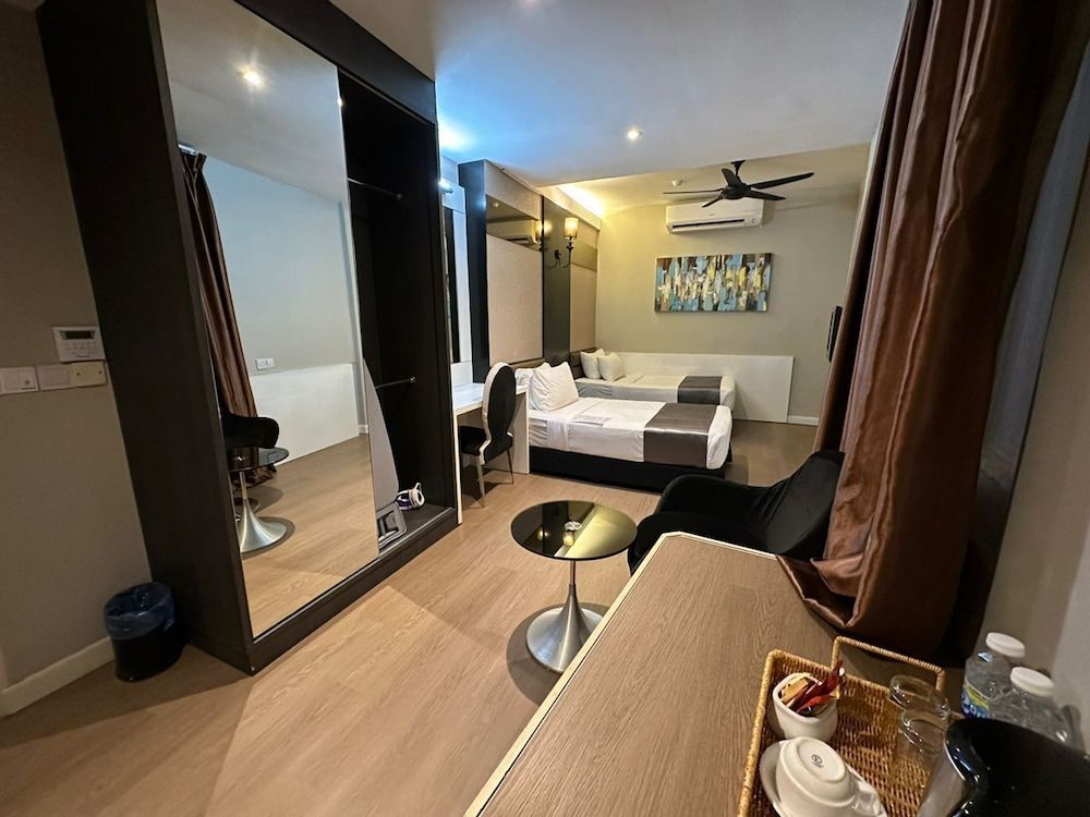 The Sterling Superior Twin Room, No Windows 3