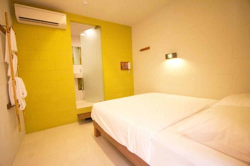 Lantern Hotel Queen Room without Window 2