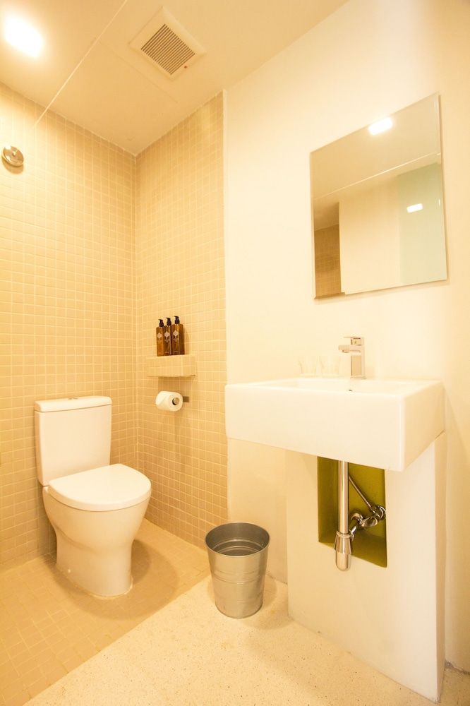 Lantern Hotel Queen Room without Window 4