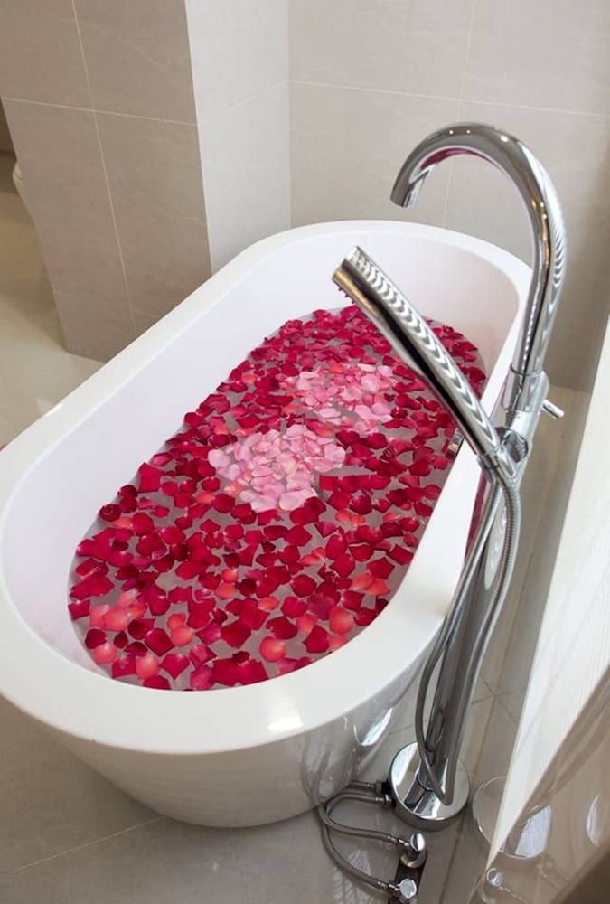 Deep soaking bathtub