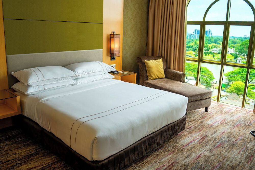 The Waterfront Hotel Club Floor King