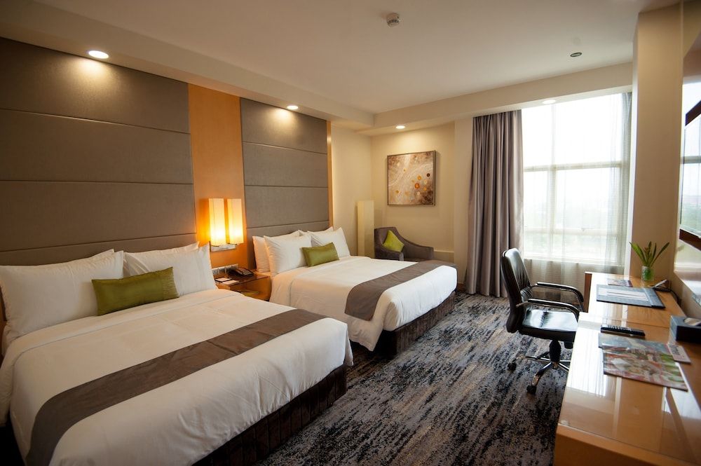 The Waterfront Hotel Deluxe Family (Compound View)