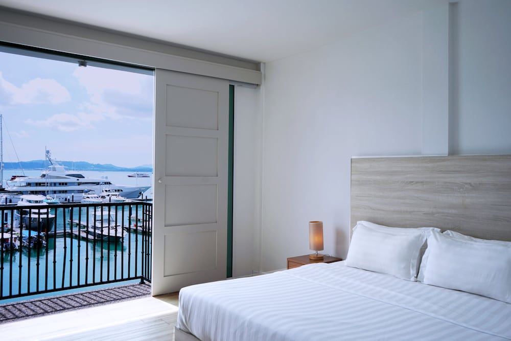 Deluxe Room, 1 King Bed, Non Smoking, Sea View