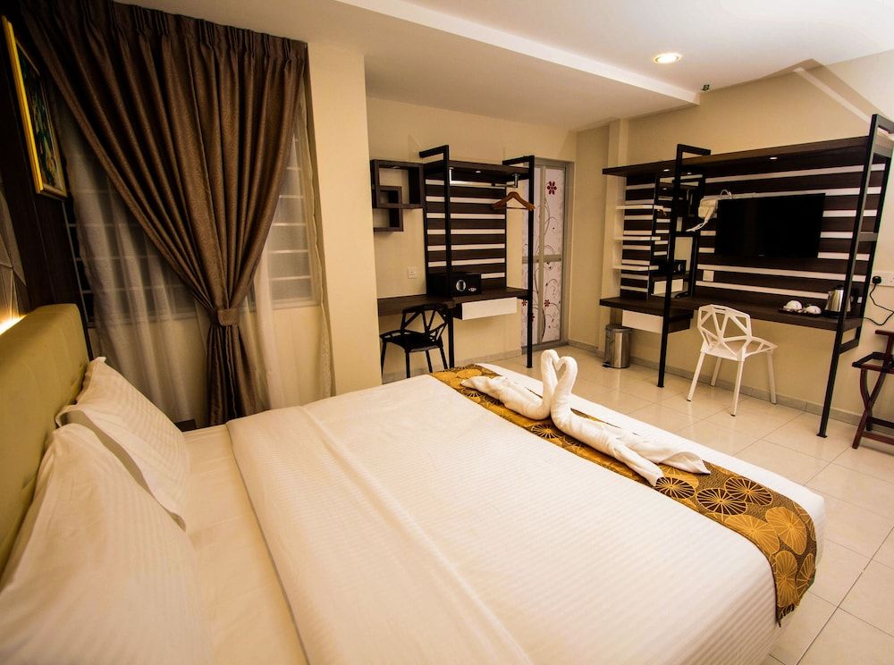 Louis Hotel Deluxe King Room 2